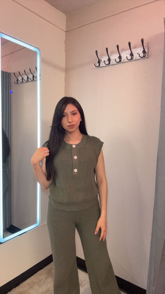 Sleeveless knit sweater set